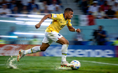 世界杯球星姆巴佩赛场冲刺速度惊人瞬间