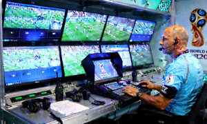 世界杯VAR视频助理裁判工作间内部 - 多屏幕显示比赛画面